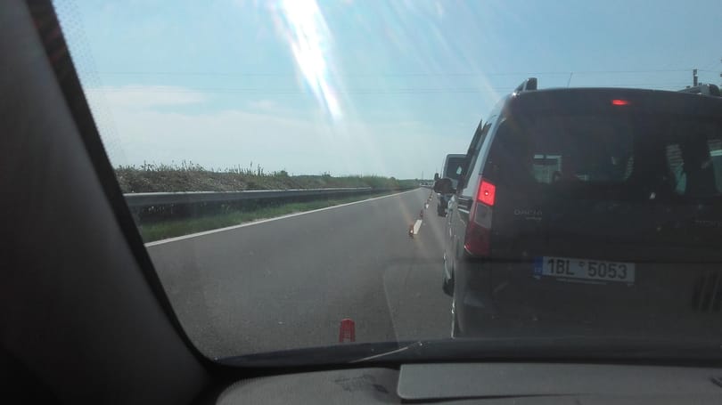 Leszakadt utánfutó miatt torlódnak a járművek az M1-esen Nagyszentjánosnál