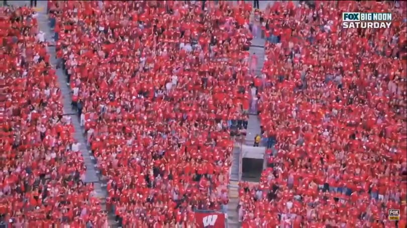 Egy örök klasszikus: egy emberként ugrált egy egyetemistákkal teli stadion a Jump Around-ra