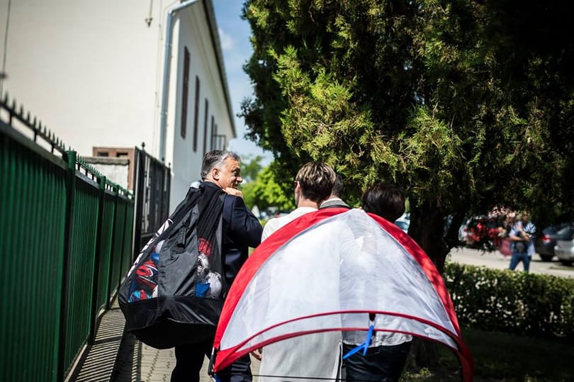 Orbán lepacsizott az ovisokkal, majd focizni tanította őket – videó