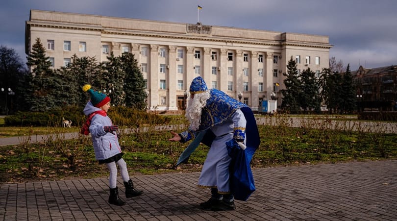 Megható felvételen a Mikulásnak öltözött ukrán katona, aki a háború közepén visz karácsonyi ajándékot a gyerekeknek