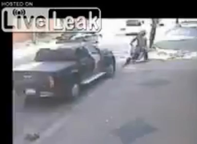 Motoros maffiózókat gázolt a megtámadott autós - videó