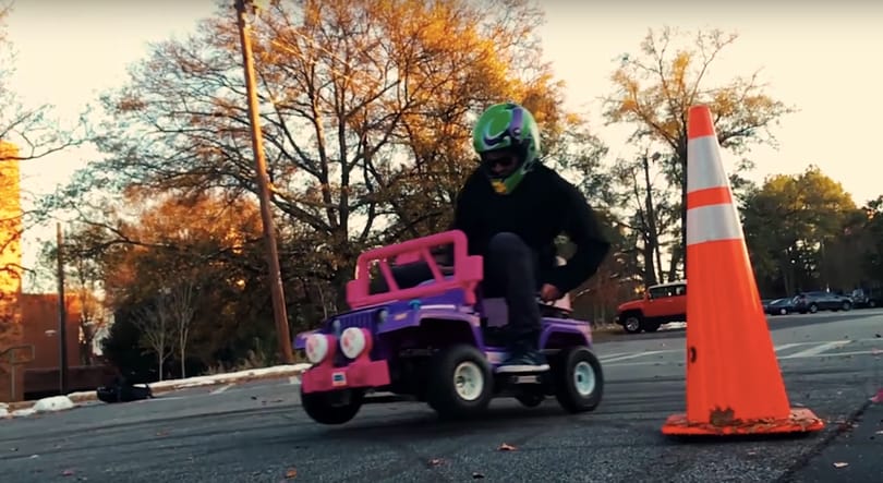 Nem játék: 48 km/h-val robog az átalakított Barbie-autó – videó