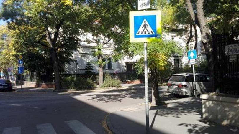 Fotó: Bújócskázik a KRESZ-tábla, de kattan a kerékbilincs Terézvárosban