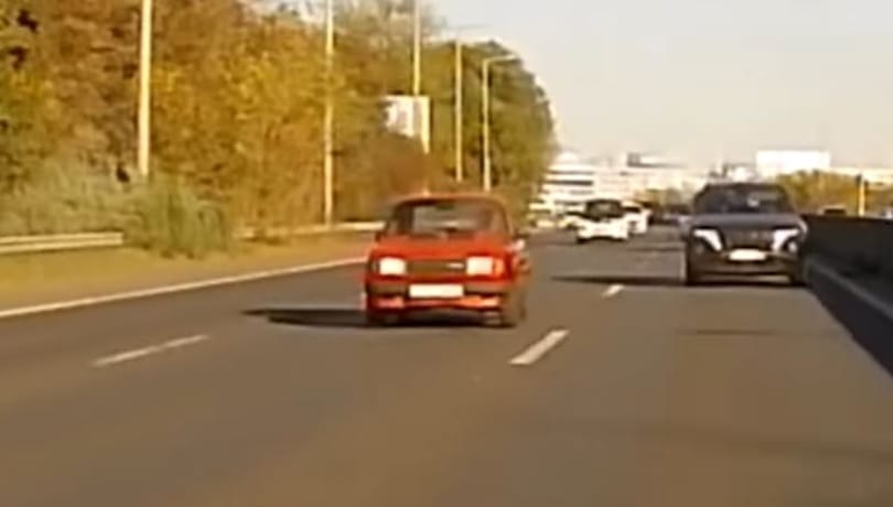 Elhagyta a veterán Skoda a kerekét az M1-M7-kivezetőn, majd a szalagkorlátnak csapódott – videó