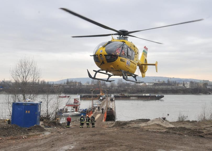 A Dunába zuhant egy helikopter Csepelnél - megdöbbentő képek