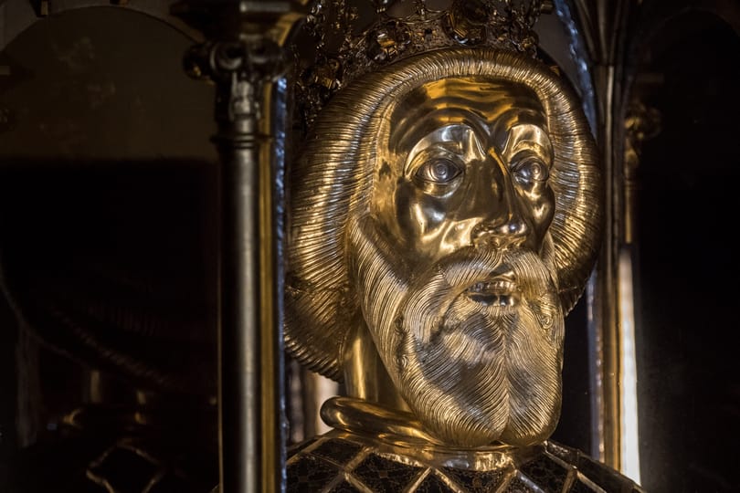 Társasház épül Szent László kolostorának romjai fölé, veszélyben a helyi pincesor is