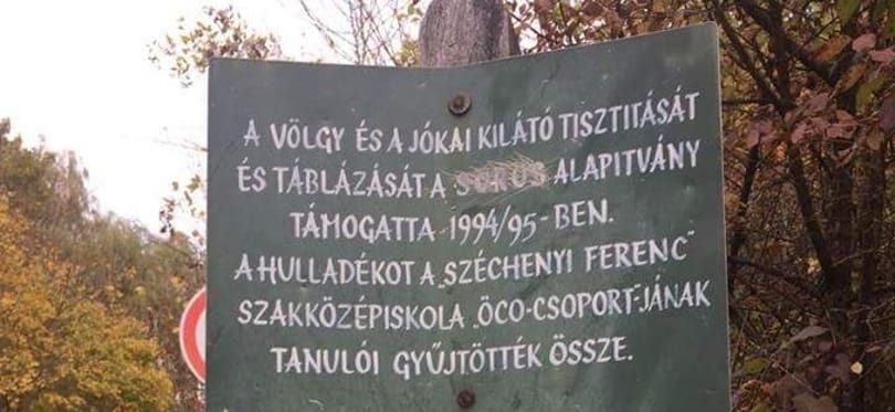 Szorgos kezek satírozták ki Soros, azaz a Sátán nevét a 23 éves tábláról