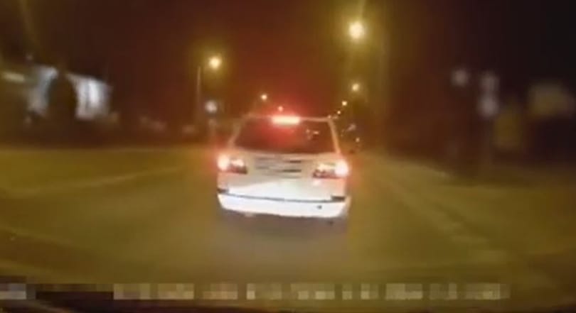 Tanuló vezetőt leckéztetett büntetőfékezéssel egy dühös autós – videó
