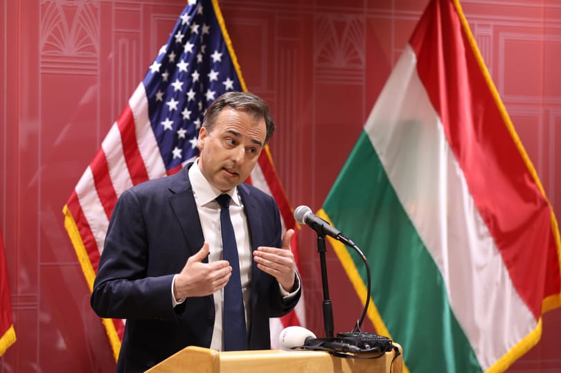 A kormánylap szerint példátlan cenzúra, hogy az amerikai nagykövet kijavíttatott volna egy szót