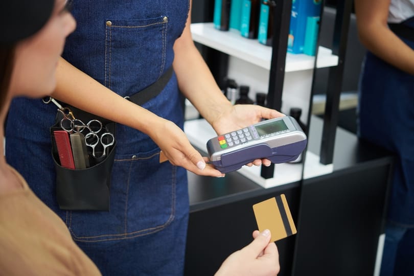 Kártyás fizetés a fodrásznál és a kozmetikusnál? – Még meglepő, pedig mindenkinek megéri