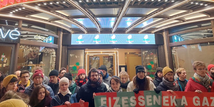 Blokád alá vett egy fővárosi kaszinót a Szikra Mozgalom