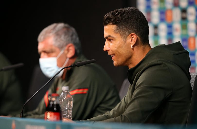 A kóláspalackkal bűvészkedő Ronaldo példája mutatja meg, hogy nőttek a globális brandek fejére a sztársportolók