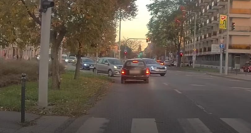 Tipikus helyzet, hogyan jön össze két autós balesete – videó