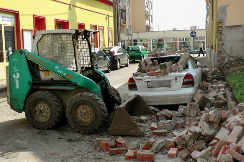 Parkoló autóra omlott egy fal Hatvanban - fotó