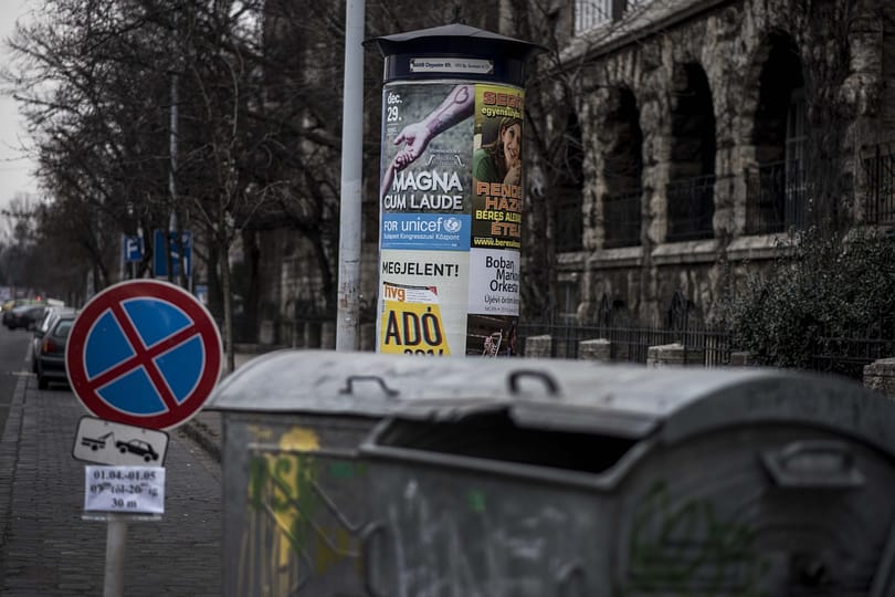 Meg sem szabad állni Simicska hirdetőoszlopainál