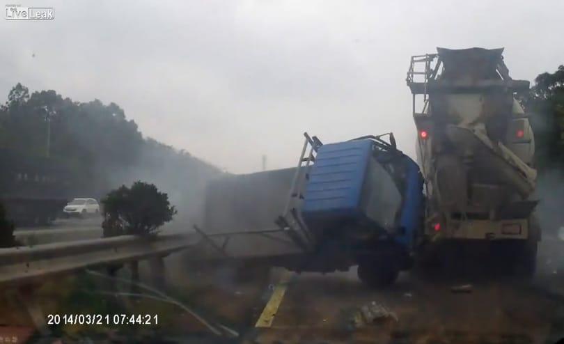 Betonkeverős monstrum a kisteherautó ellen – videó