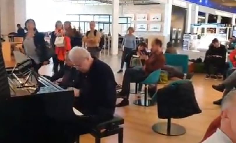 Így rögtönzött a toulouse-i reptéren a Grammy-díjas zenész