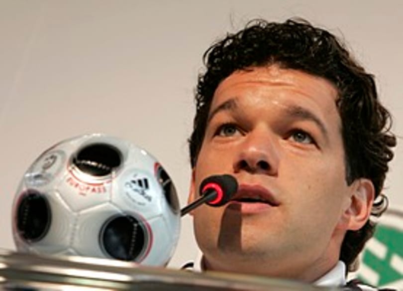 Ballack elhagyja a Chelsea-t, visszatér a Bundesligába
