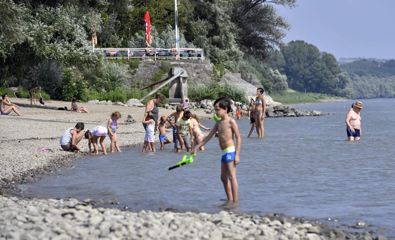 Kész a verőcei strand, Rétvári rögtön ki is próbálta az okospadot