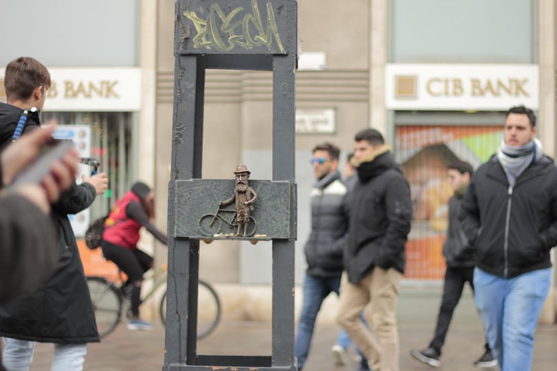 Egy biciklis miniszobor is megjelent Budapesten – fotók