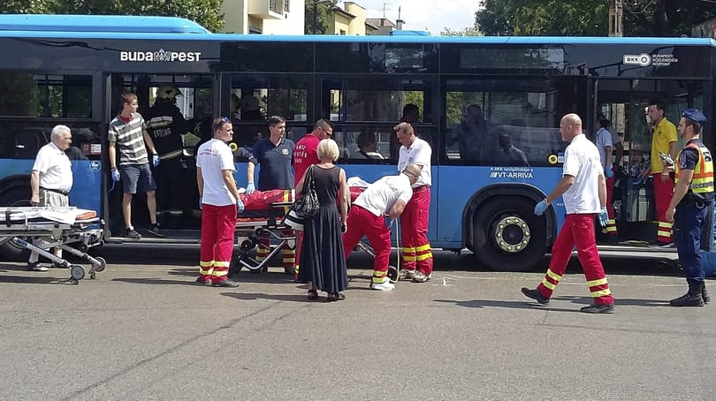 Fotó: Csúnyán összetört a Thököly úton karambolozó BKK-busz eleje