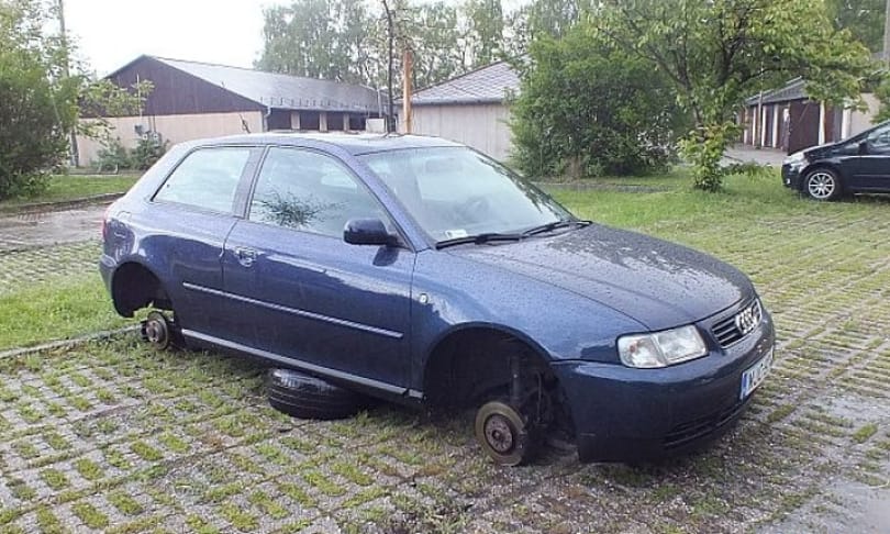 Téglára a kocsit, le a kerekeket – kattant a bilincs a soproni tolvajokon