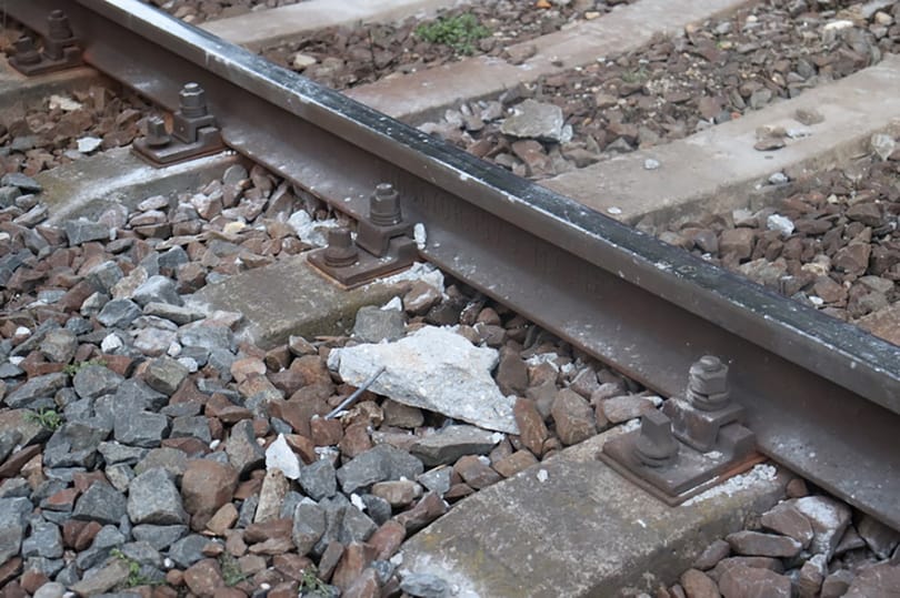 Betonelemeket pakolt a sínekre két fiatal, nem sokon múlt a komoly baleset
