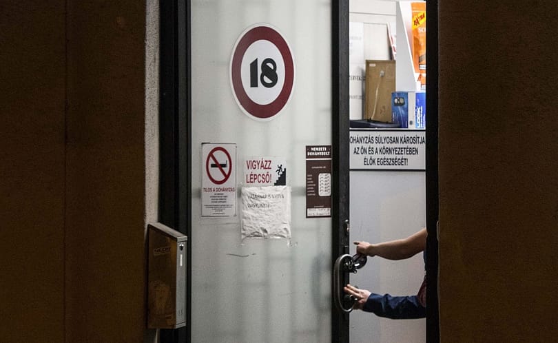 Elzárást kapott a bicskei dohányboltban maszturbáló afgán