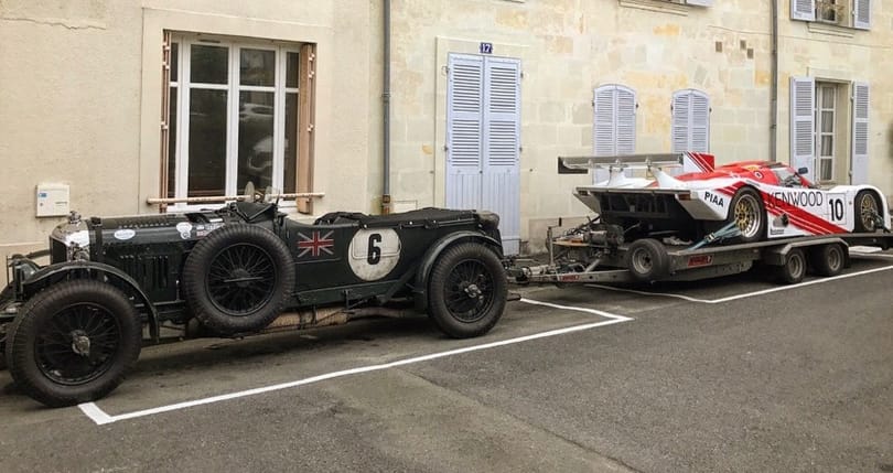 Ehhez is angolnak kell lenni: egy 90 éves Bentley vontat egy Porschét