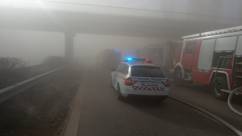 Teljes útzár volt vasárnap reggel az M5-ösön, mert két autó összeütközött Csengelénél