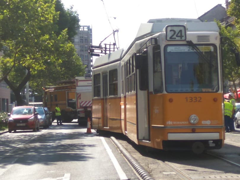 Fegyverrel várta a villamost egy férfi a Nagyvárad téren