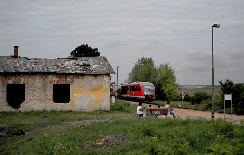 Még mindig csak nézegetni lehet a hírhedt balatonfőkajári vasútállomást