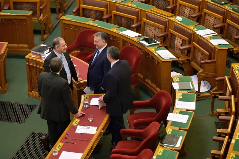 Csúszik a civiltörvény parlamenti végjátéka