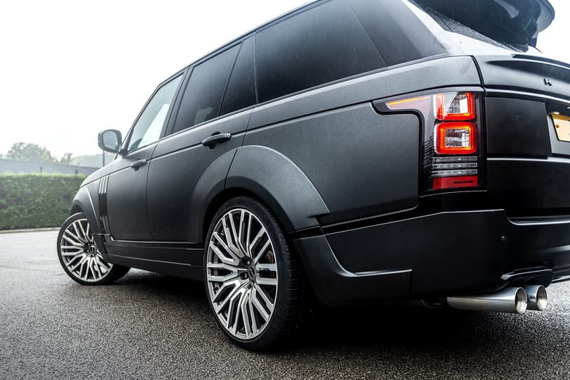 Több száz SUV-nak engedték le a kerekét Londonban