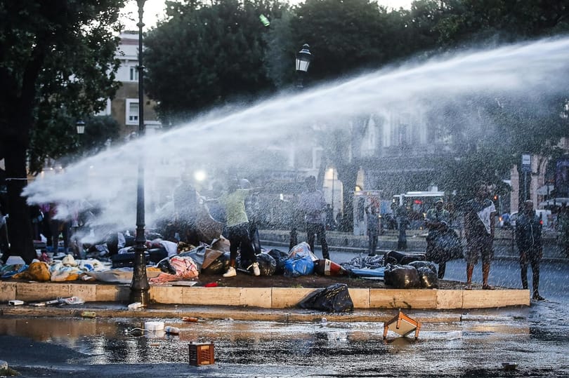 Vízágyúkkal kergették ki a migránsokat egy központi parkból Rómában (videók)