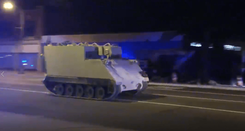 Videón egy elkötött páncélozott csapatszállító üldözése