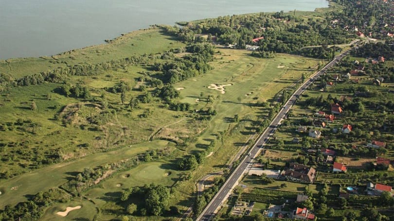 Lakóparknak alkalmas területként hirdetik a vevőknek a vízparti golfpályát Balatongyörökön