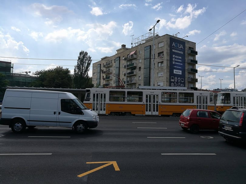 Egy troli leszakította a felsővezetéket az Árpád hídnál, teljes a káosz