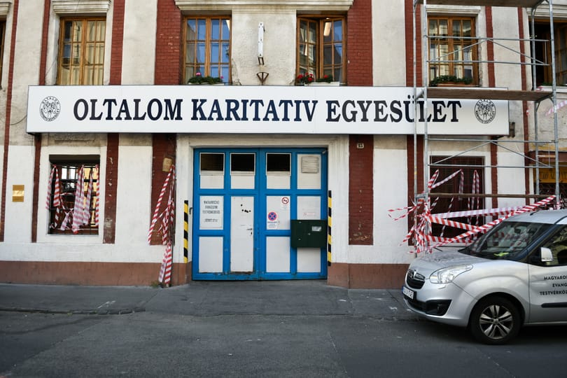 Éjjel-nappali őrség alakult, hogy ne szereljék le a gázórát Iványi Gáboréknál