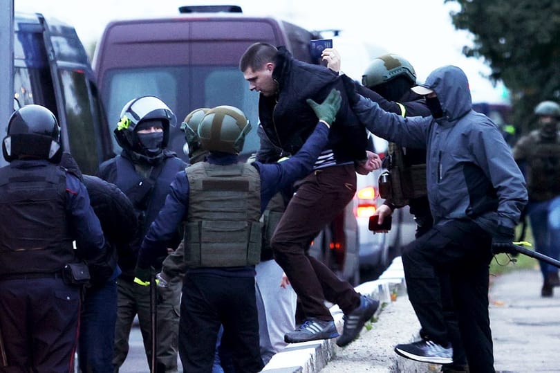 Kilencszáznál is több kormányellenes tüntetőt vettek őrizetbe Fehéroroszországban