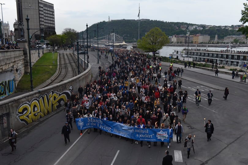 Több ezren vonultak a holokauszt áldozataiért Budapesten - fotók