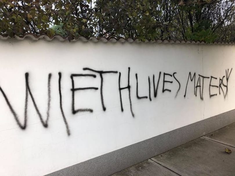 Rasszista üzenetet akartak felfújni egy abonyi falra, de az angol nyelv belezavart a tervbe
