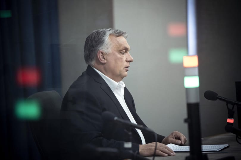 És akkor Orbán Viktor majdnem egy focicsapatnyi embert kért meg, hogy kezdjen valamit a gazdasággal