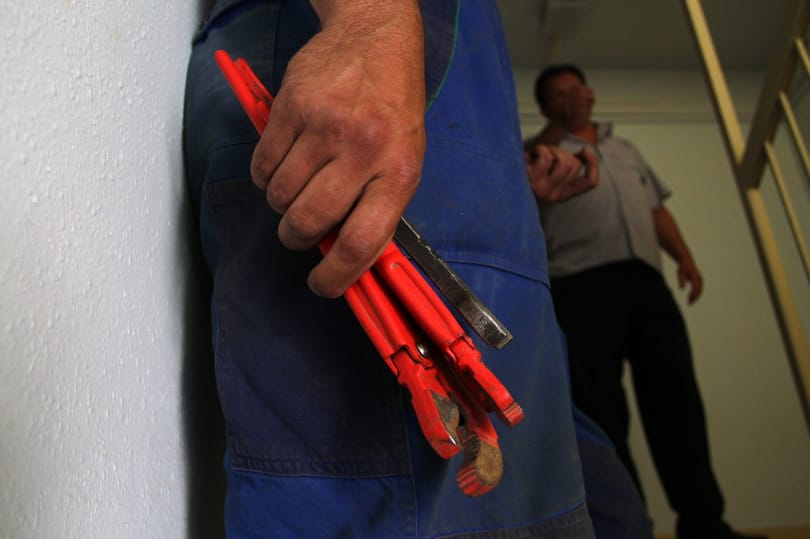 Vízminőség-ellenőrnek adták ki magukat, időseket loptak meg