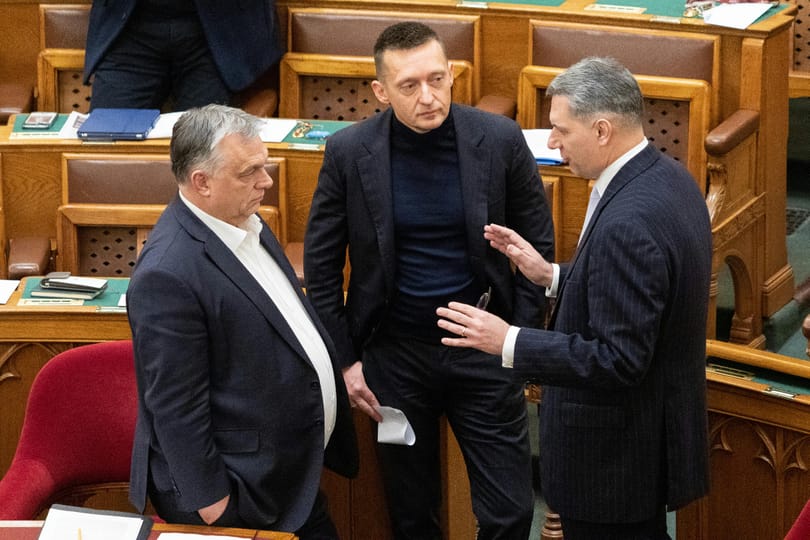 Lázár János anyukája minőségi változást ért el a vasútnál: a miniszter már sárból építkezik