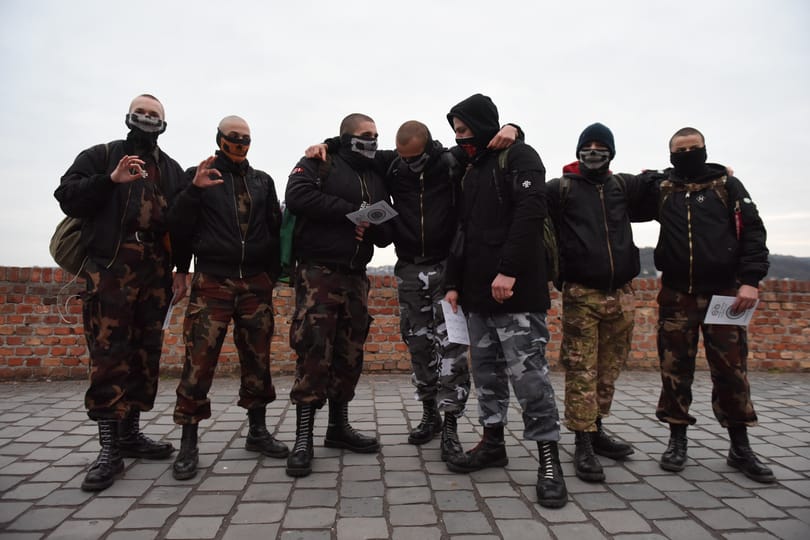 Blackface Magyar Péter, SS-koponyák, a HVG pedig egy „Arschloch” – így vonultak fel a szélsőjobbosok Budapesten