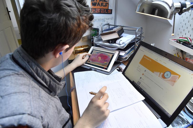 Benyújtották a KSH tabletjei szétosztásáról szóló javaslatot – az iskolákat nem említik, mégis kapnak