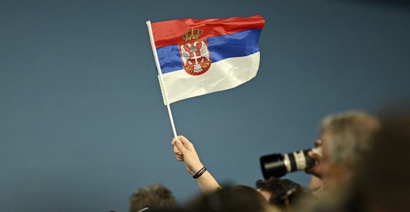 Kínos baki az AusOpenen: összekeverték a biztonságiak a szerb és az orosz zászlót