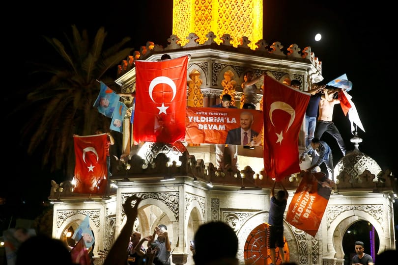 Indul a megtorlás: csaknem 3 ezer bírótól megszabadult Erdogan