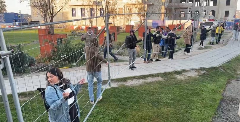 Orbán Pekingben van, de azért megtartotta jubileumi kordonbontását a Karmelitánál a Momentum